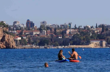 Türkiye’de karla mücadele başlarken, Antalya’da deniz mevsimi devam ediyor 