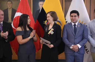 Türkiye’nin Ekvador Büyükelçisi Yalçın’a onur nişanı 