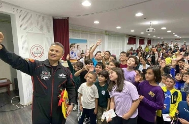 Türkiye’nin ilk astronotu Alper Gezeravcı, Karaman’da öğrencilerle buluştu 