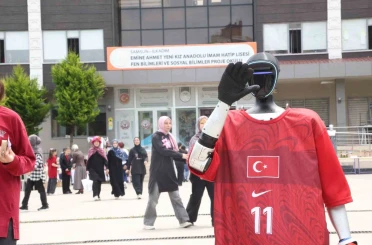 Türkiye’nin nüfusa kayıtlı robotu CANİKMAN öğrencilerle buluştu 