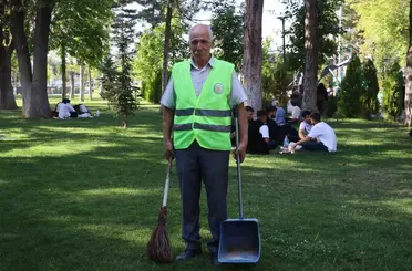 Türkü duyunca dayanamayan temizlik görevlisinin sesi dinleyenleri mest etti
