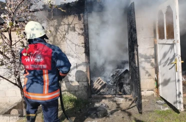 Tuşba’da odunluk yangını 