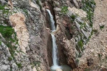 Tut ilçesindeki şelaleler coştu 