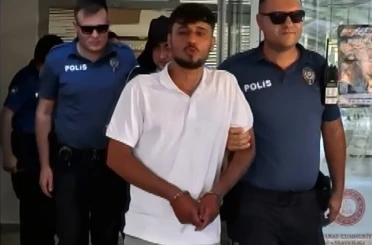 Tutuklanınca gazeteciye öpücük atıp, "Zeki Müren’e selam" dedi 