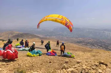 Tut’un termalleri paraşütçüleri gökyüzünde tuttu
