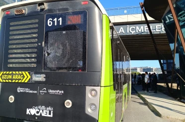 Tuzla’da ani fren yapan yolcu otobüsüne beton pompası çarptı: Cam patladı, yolcular yere savruldu 