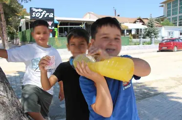 Üç kafadar çocuktan köşe başında limonata satışı
