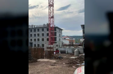 Ücretlerini alamadıklarını iddia eden işçiler kule vince çıktı 