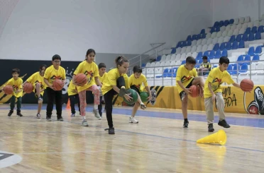 Ücretsiz Basketbol Kursları çocuklara hem spor hem gelecek sunuyor 