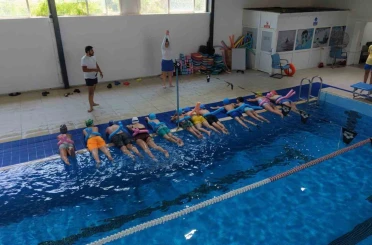 Ücretsiz yüzme kurslarında ilk etap başladı 