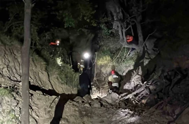 Uçuruma yuvarlanan 3 kişi operasyonla kurtarıldı 