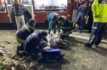 Uçurumdan deniz kıyısına yuvarlanan otomobilde 3 kişi yaralandı 