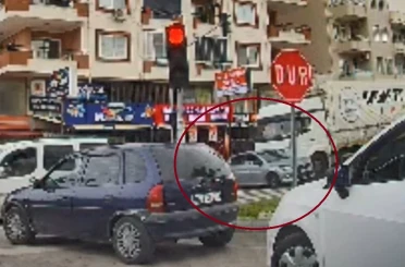 Ucuz atlatılan kaza anı kameraya yansıdı 