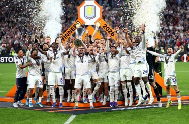UEFA Avrupa Ligi şampiyonu Aston Villa kupasını aldı 