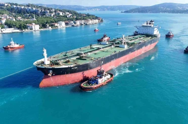Ukrayna’nın vurduğu dev tanker İstanbul Boğazı’ndan geçirildi 