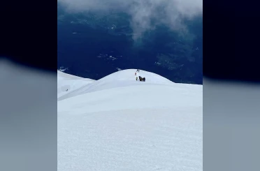 Uludağ’ın zirvesindeki donmuş Türk Bayrağını dağcılar değiştirdi 