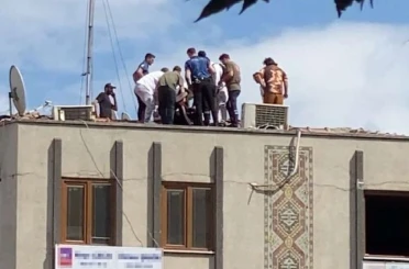 Ümraniye’de çatıya çıkan vatandaşı polis ikna etti 