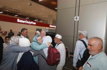 Umrelerini tamamlayan 300 kişilik ilk kafile yurda döndü 