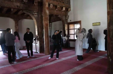 Üniversite öğrencileri, UNESCO Dünya Miras Listesi’nde Çivisiz Cami’ye hayran kaldı 