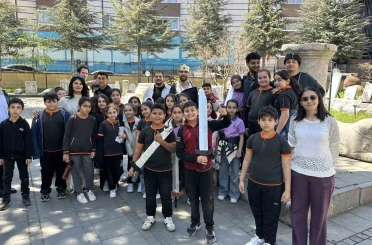 Üniversite öğrencilerinin yazıp sahnelediği oyun, miniklerden büyük alkış topladı 
