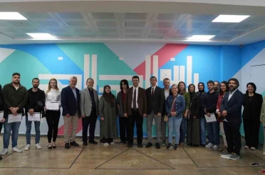 Üniversiteli gençler okul duvarlarını sanatla buluşturdu 