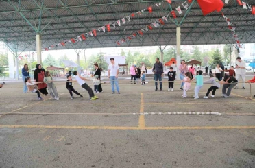 Unutulmaya yüz tutan sokak oyunları ’Sokak Oyunları Festivali’nde canlandı 