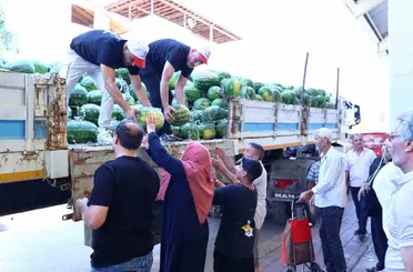 Üreticinin karpuzu Büyükşehir eliyle ihtiyaç sahibine ulaştırılıyor
