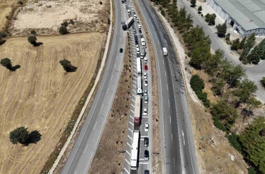 Uşak’ta çekici üzerindeki domates yüklü kamyon yola devrildi 