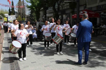 Uşak’ta engellilere farkındalık yürüyüşü gerçekleştirildi 