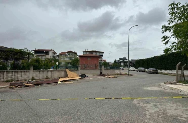 Uşak’ta kuvvetli fırtına hayatı olumsuz etkiledi 