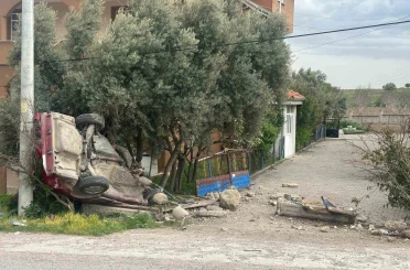 Uşak’ta otomobil evin bahçe duvarına çarptı: 1 ölü, 1 yaralı 