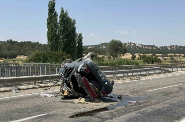Uşak’ta takla atarak karşı şeride geçen otomobilde aynı aileden 4 kişi yaralandı 