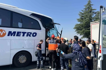 Uşak’ta yolcu otobüsü kamyona arkadan çarptı: 1’i ağır 8 yaralı 