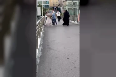 Üst geçitte hemcinsini darp etti: O anlar kamerada 