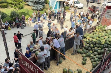 Uşûr olarak 20 ton karpuz dağıttı 