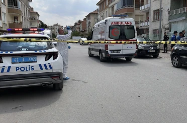 Üvey annesi ile kız kardeşinin boğazını keserek öldürdü