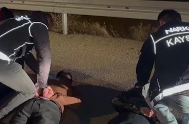 Uyuşturucu tacirlerinin aracından 1 kilo uyuşturucu çıktı 