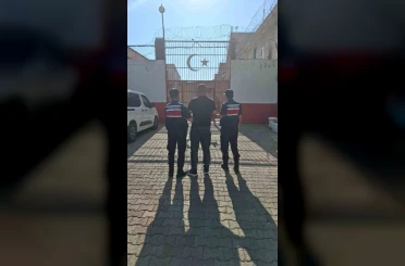 Uyuşturucu ve hırsızlık suçlarından aranan 2 hükümlü yakalandı 