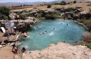 Uyuzlar şifa bulmak, gençler ise serinlemek için giriyor 
