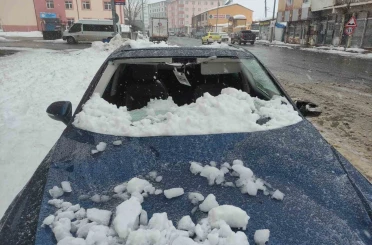 Üzerine çatıdan kar kütlesi düşen otomobil kullanılamaz hale geldi 