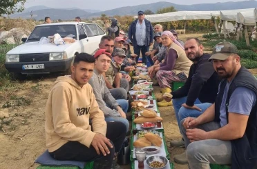 Üzüm alıcısından işçilere ziyafet 