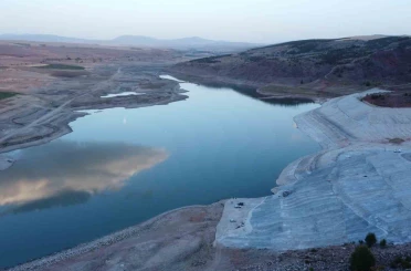 Uzunlu Barajı’nda su seviyesindeki değişim dronla görüntülendi 