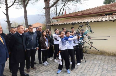 Vali Akbıyık Okçuluk Milli takım antrenörü Sözen’i ziyaret etti 
