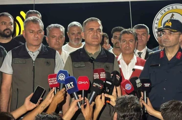Vali Akbıyık: "Orman yangını için 417 personel ve 126 araçla mücadelemiz sürüyor" 