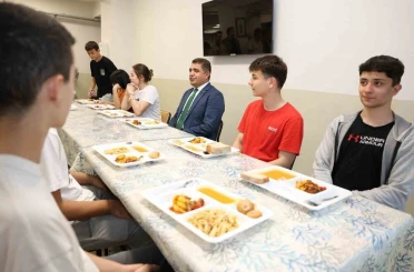 Vali Aslan akşam yemeğinde öğrencilerle buluştu 