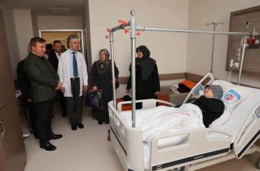Vali Aydoğdu, hastaların durumu hakkında bilgi aldı 