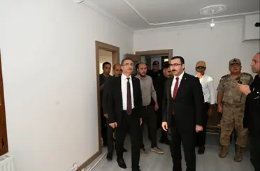 Vali Baruş, Çat’ta yapımı tamamlanan deprem konutlarını yerinde inceledi
