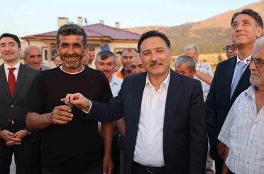 Vali Çiçek depremzede ailelerin sevincine ortak oldu 