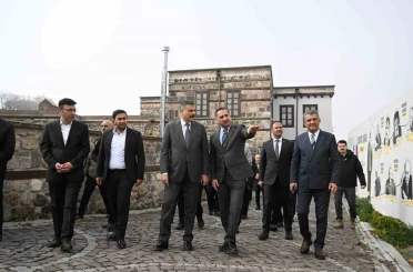 Vali Çiftçi, "Dil ve Edebiyat Konağı"nı inceledi, "Edebiyat Sokağı"nda gezdi 