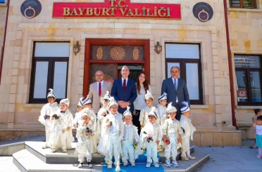 Vali Eldivan sünnet olan çocukları makamında ağırladı 